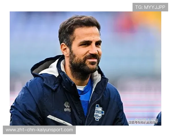 法布雷加斯现身训练场指点年轻中场，声望不减